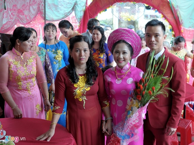 Dam cuoi ben can nha sap trong mua lu hinh anh 4