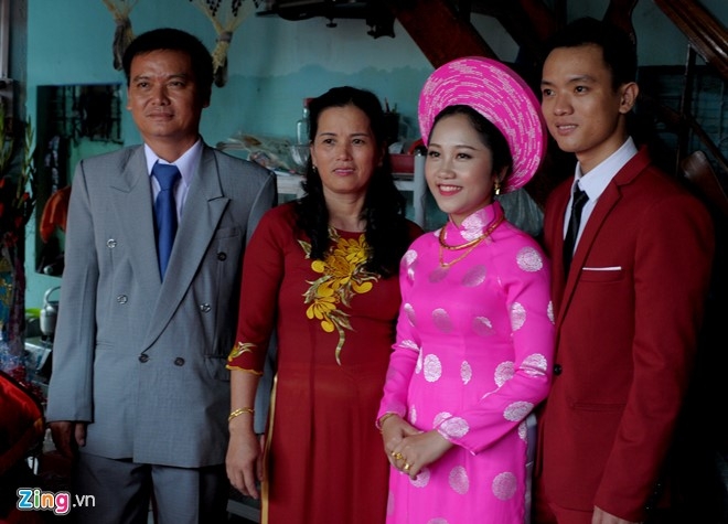 Dam cuoi ben can nha sap trong mua lu hinh anh 6