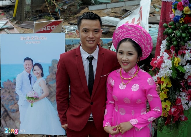 Dam cuoi ben can nha sap trong mua lu hinh anh 7