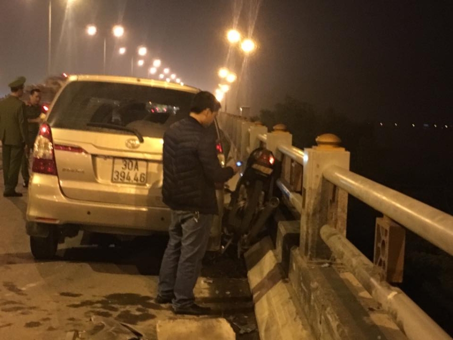 Tai nạn giao thông, bày từ cầu Thanh Trì xuống đất, ô tô mất lái