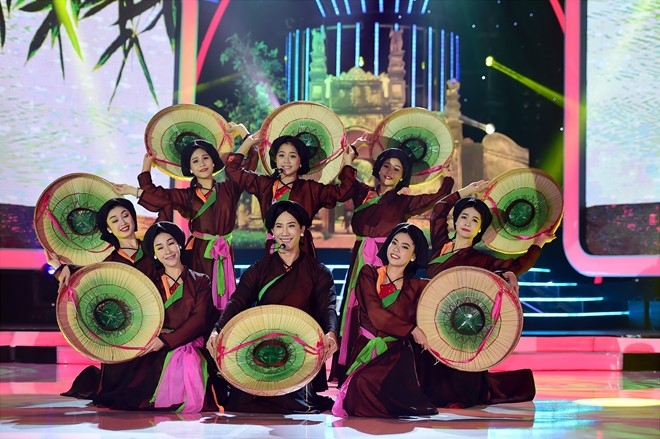 Hoai Linh cuoi nghieng nga khi Le Giang hat cai luong hinh anh 5