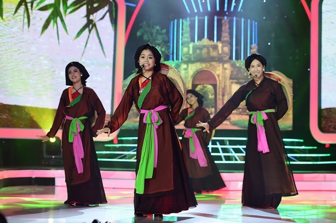 Hoai Linh cuoi nghieng nga khi Le Giang hat cai luong hinh anh 6