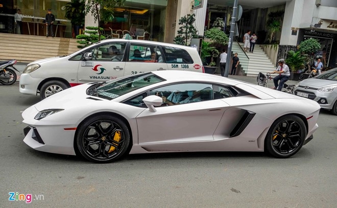 Lamborghini Aventador dau tien Viet Nam doi mau hinh anh 2