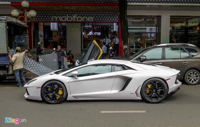 Lamborghini Aventador dau tien Viet Nam doi mau hinh anh 8