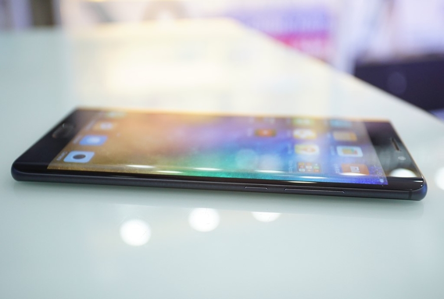 Mi Note 2 man hinh cong gia hon 12 trieu tai Viet Nam hinh anh 11