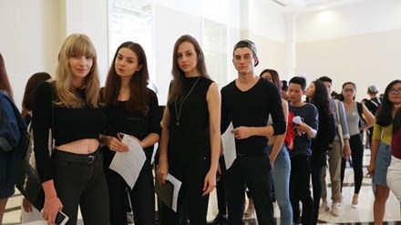 Các mẫu Tây cũng tham gia casting ở các tuần lễ thời trang Việt.
