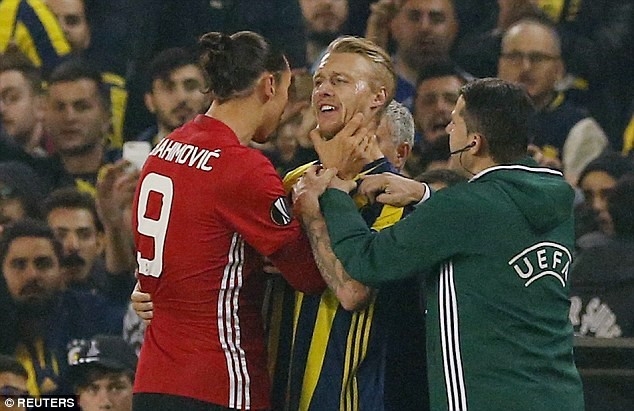 UEFA ra phán quyết vụ Ibra bóp cổ đối thủ - Ảnh 2.