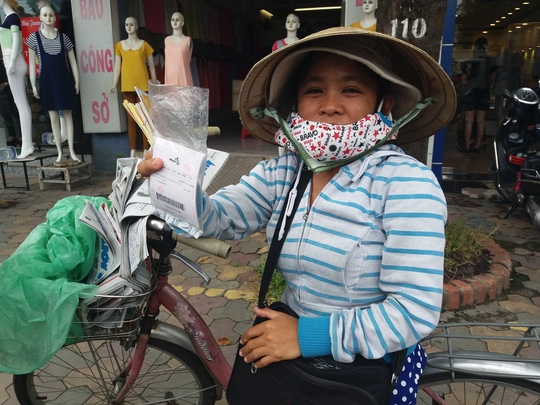  Vé số điện toán hiện được nhiều người mua trực tiếp tại quầy rồi bán dạo trên đường phố với giá 12.000 đồng/tờ (cao hơn mệnh giá 2.000 đồng) 