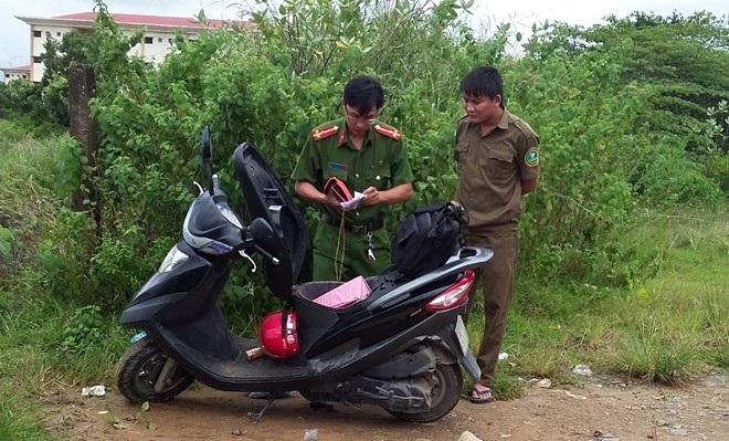 Co gai duoi nuoc o ho da lang dai hoc hinh anh 1