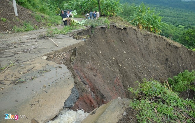 'Ho tu than' sau hang chuc met o vung ron lu Phu Yen hinh anh 3