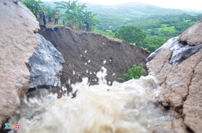 'Ho tu than' sau hang chuc met o vung ron lu Phu Yen hinh anh 4