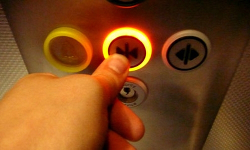 Nút đóng trong cửa thang máy thật sự chỉ để làm... cảnh - 1
