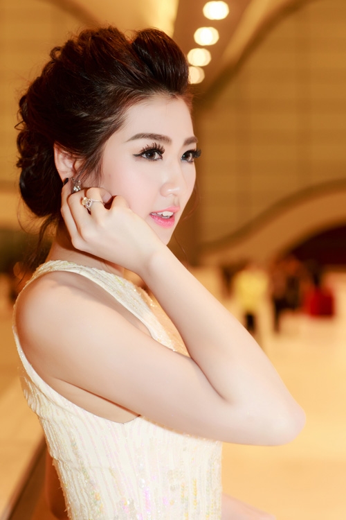 tu-anh-deo-nhan-kim-cuong-1-6-ty-du-tiec-2