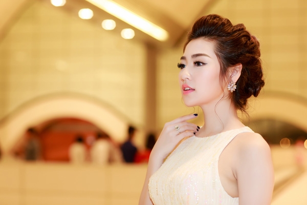 tu-anh-deo-nhan-kim-cuong-1-6-ty-du-tiec-3