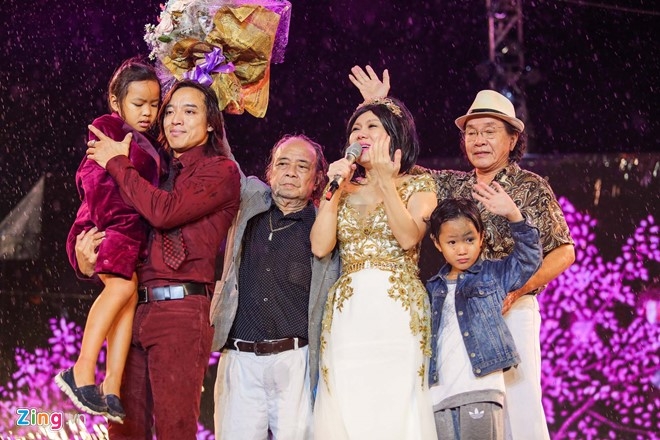 Vo chong Viet Huong hon nhau nong nan trong live show hinh anh 1
