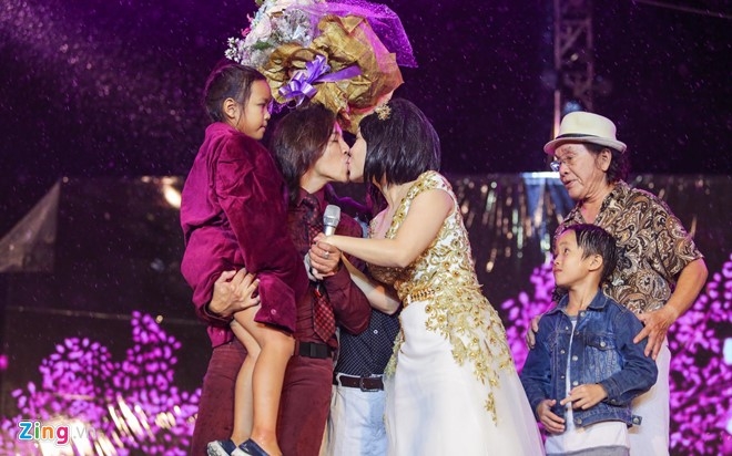 Vo chong Viet Huong hon nhau nong nan trong live show hinh anh 2