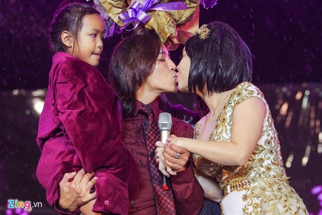 Vo chong Viet Huong hon nhau nong nan trong live show hinh anh 3