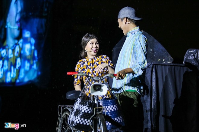 Vo chong Viet Huong hon nhau nong nan trong live show hinh anh 7