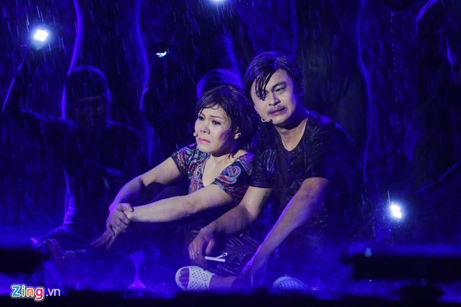 Vo chong Viet Huong hon nhau nong nan trong live show hinh anh 13