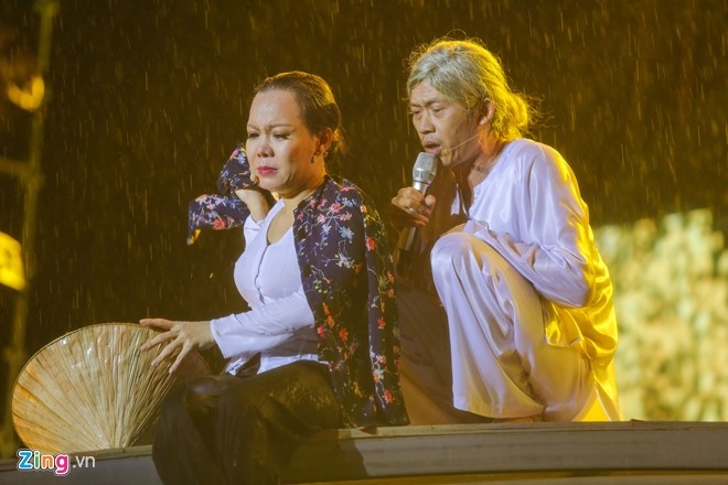 Vo chong Viet Huong hon nhau nong nan trong live show hinh anh 17