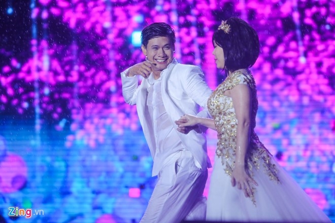 Vo chong Viet Huong hon nhau nong nan trong live show hinh anh 18