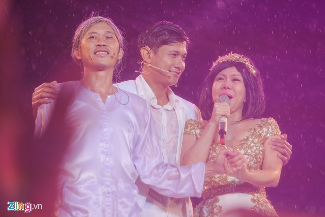 Vo chong Viet Huong hon nhau nong nan trong live show hinh anh 19