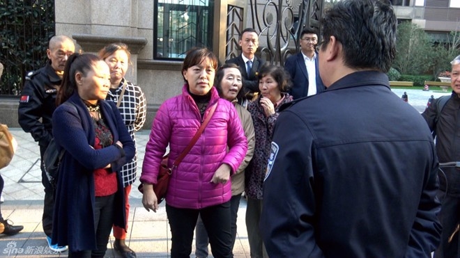 bo cu cua hoac kien hoa bi nguoi giup viec to quyt tien giua pho - 2