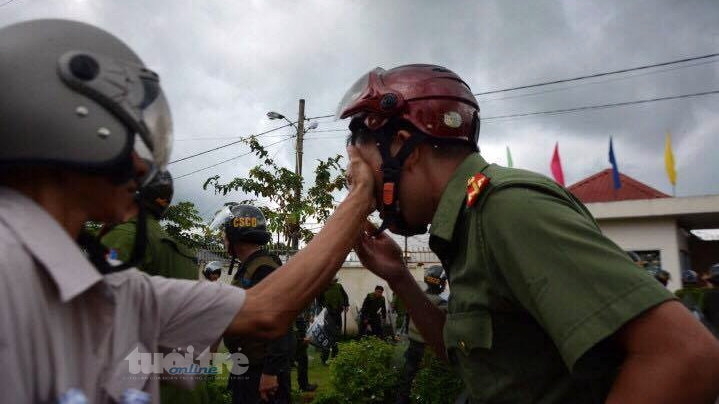 Học viên cai nghiện lại náo loạn, cảnh sát dùng hơi cay đẩy lùi 