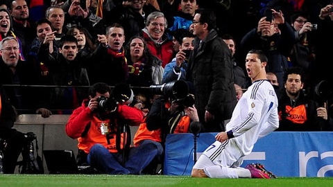 Fan Barca mở hội khi Real gia hạn với Ronaldo