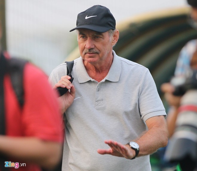 HLV Alfred Riedl noi cau sau buoi tap dau tien o Viet Nam hinh anh 2