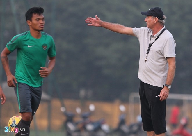 HLV Alfred Riedl noi cau sau buoi tap dau tien o Viet Nam hinh anh 4