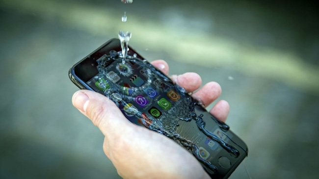 iPhone 7/ 7 Plus tại Việt Nam: Bên đua nhau khuyến mại, bên xuống giá không phanh - Ảnh 1.