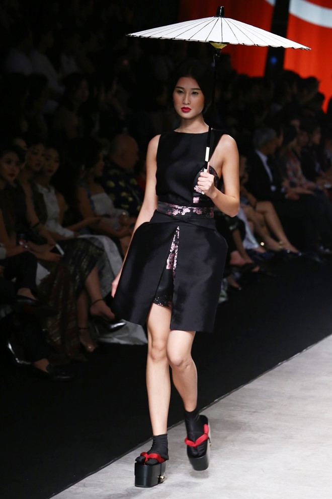 Nam Em hoa co gai Nhat o dem be mac Tuan le Thoi trang hinh anh 4