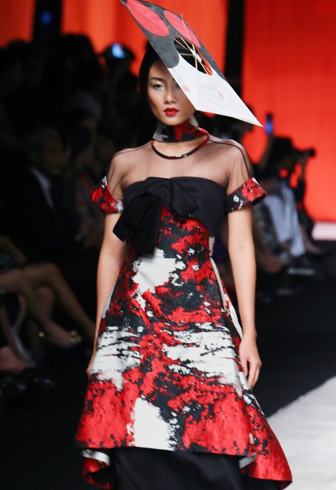 Nam Em hoa co gai Nhat o dem be mac Tuan le Thoi trang hinh anh 5