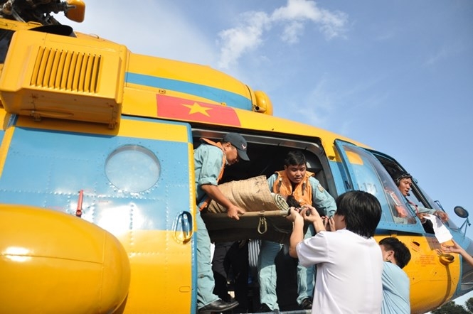Trực thăng đưa bệnh nhân về sân bay Tân Sơn Nhất  /// Ảnh: Duy Tính