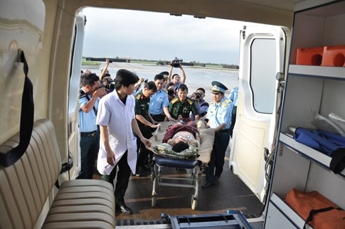 Trực thăng bay ra Trường Sa cấp cứu, đưa bệnh nhân về đất liền - ảnh 2