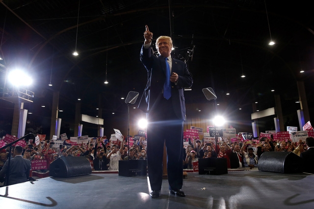 Hàng trăm người ủng hộ ông Trump giơ cao biểu ngữ khi tỷ phú New York có bài phát biểu tại Colorado hôm 5/11.