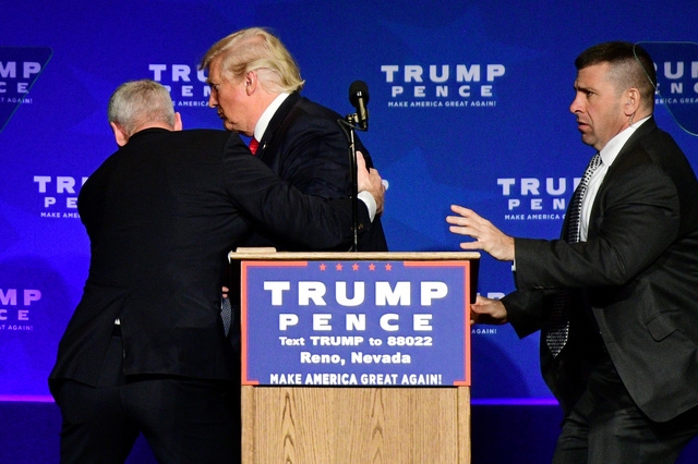 Cũng trong ngày 5/11, khi đang có mặt tại sự kiện ở Reno, bang Nevada, ông Trump phải dừng bài phát biểu của mình và được các mật vụ Mỹ hộ tống vào trong khán đài khi có thông tin về một đối tượng mang súng trong đám đông người ủng hộ.