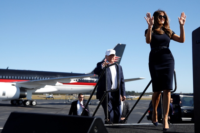 Hai vợ chồng tỷ phú Trump cùng nhau tham dự sự kiện tranh cử tại Wilmington, bang North Carolina hôm 5/11.