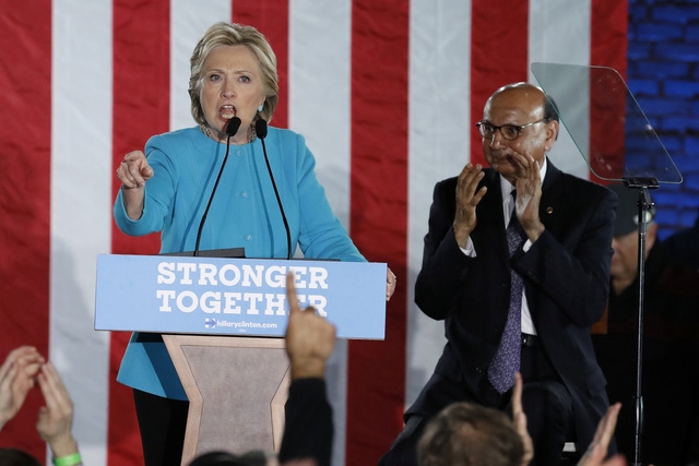6/11 cũng là ngày ứng viên đảng Dân chủ Hillary Clinton tăng tốc vận động cử tri tại các bang chiến địa trước khi cuộc bầu cử chính thức khép lại. Trong cuộc vận động tranh cử tại Manchester, bang New Hampshire, bà Clinton đã xuất hiện trên sân khấu cùng ông Khizr Khan, cha của binh sĩ Humayun Khan - người đã hy sinh trên chiến trường Iraq hồi năm 2004. Trước đó, ông Donald Trump đã có những phát ngôn được cho là thiếu tôn trọng gia đình binh sĩ được trao huy chương Sao Vàng này.