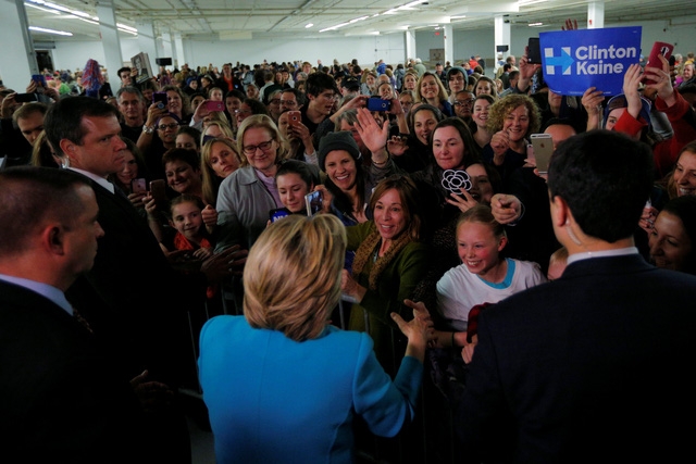 Bà Hillary Clinton nhận được sự ủng hộ mạnh mẽ từ những người yêu mến bà ở bang New Hampshire. Các cuộc thăm dò gần đây cho thấy bà Clinton vẫn giữ lợi thế nhỉnh hơn ông Trump tại các bang được cho là có vai trò quan trọng trong việc quyết định kết quả cuộc bầu cử.