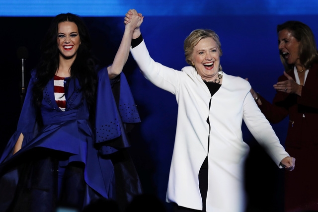 Bà Clinton xuất hiện trên sân khấu cùng nữ ca sĩ nổi tiếng Katy Perry ở Philadelphia hôm 5/11.