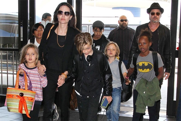 brad-pitt-da-chap-thuan-de-angelina-toan-quyen-nuoi-con