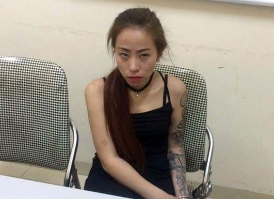 Co gai xam kin tay, giau hang chuc goi ma tuy trong ao nguc hinh anh 1