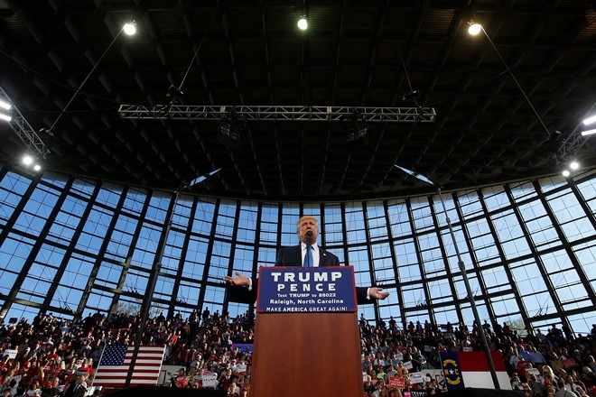 Hillary Clinton dan diem Donald Trump truoc 'ngay phan xet' hinh anh 1
