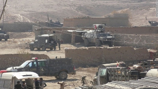  Cảnh sát Iraq giám sát thị trấn Hammam al-Alil từ trên đồi. Ảnh: CNN 