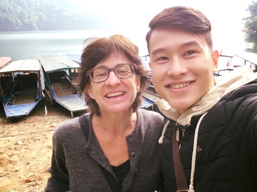 khach-tay-bi-lac-o-ha-giang-va-long-tot-cua-hai-ban-tre-1