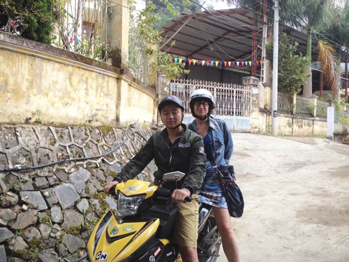 khach-tay-bi-lac-o-ha-giang-va-long-tot-cua-hai-ban-tre-2