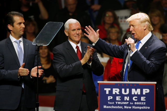  (Từ phải qua trái) Ứng viên tổng thống đảng Cộng hòa Donald Trump, ứng viên phó tổng thống đảng Cộng hòa Mike Pence và con trai của ông Trump, Donald Trump Jr. (Ảnh: Reuters) 