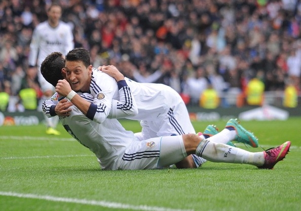 Oezil hoan thien hon nho Ronaldo hinh anh 1